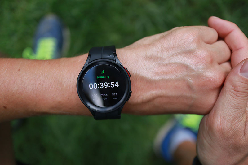 Man sieht das Display der Galaxy Watch 5.